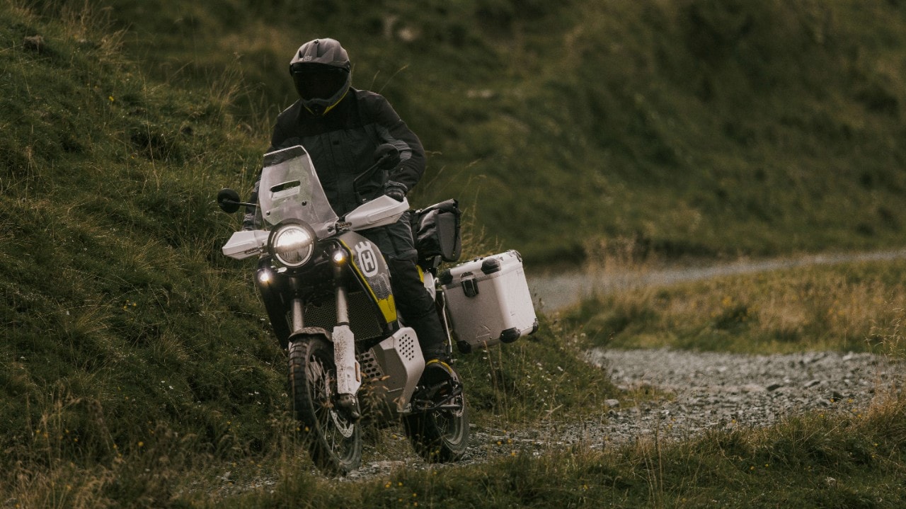 Husqvarna Norden 901 Expedition: Adventure media, soddisfazioni maxi (VIDEO)